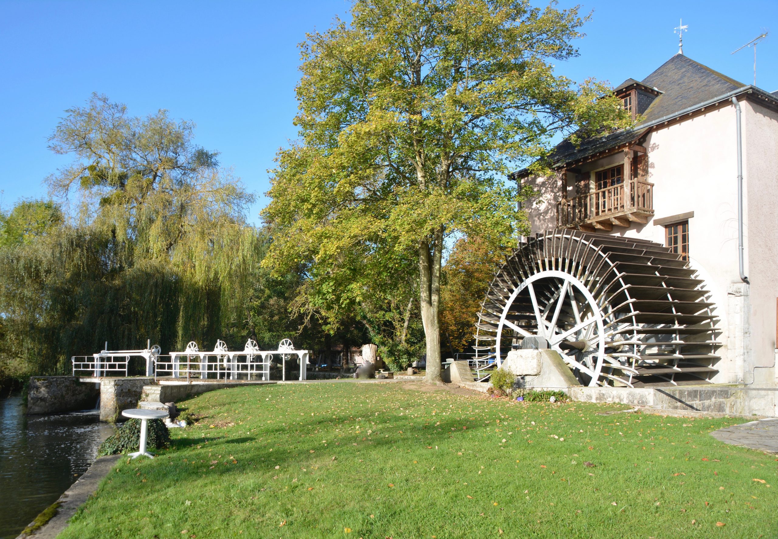 Moulin à eau sur l’Eure avec une grande roue
