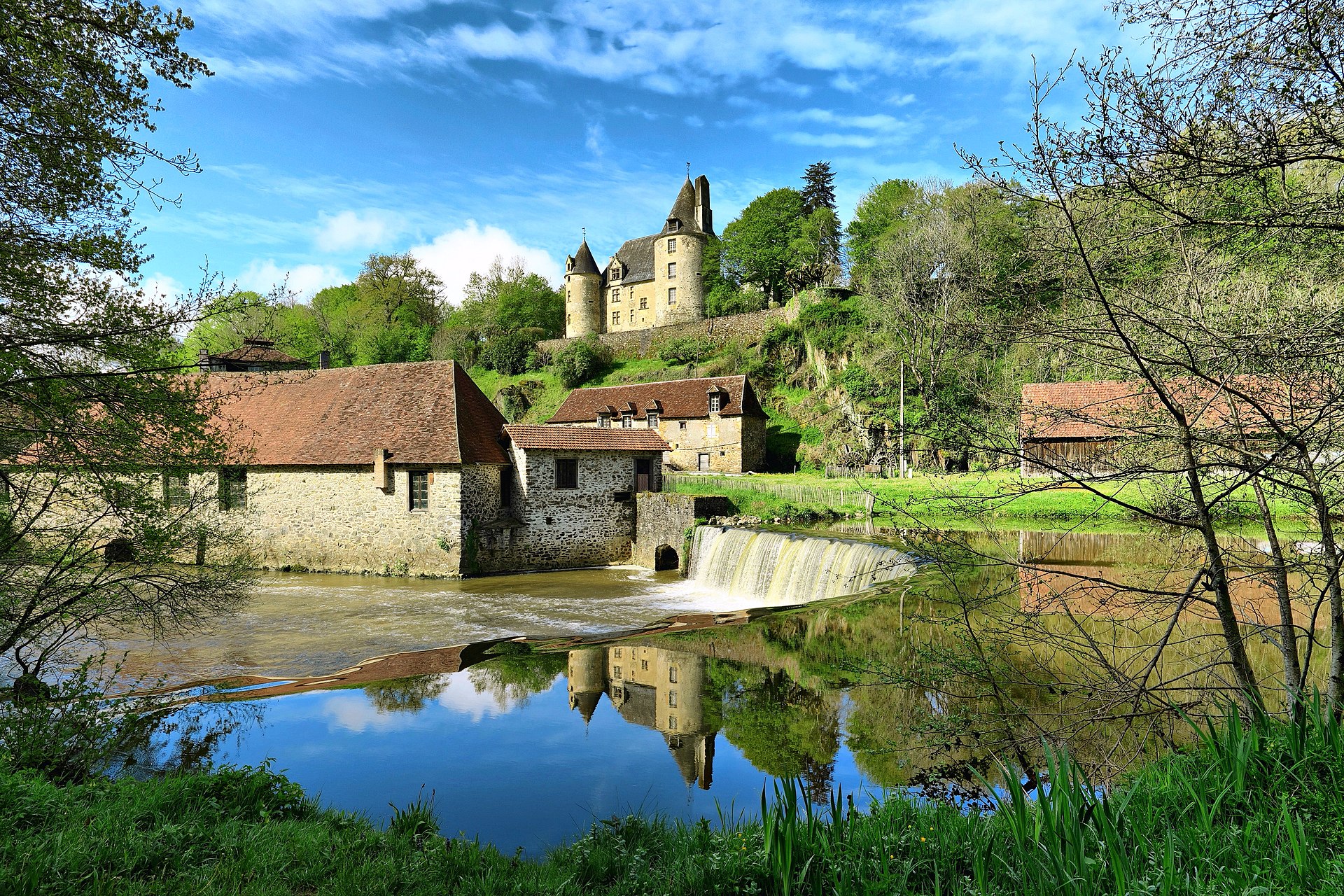 1920px-Savignac-Lédrier,_le_château_et_les_forges
