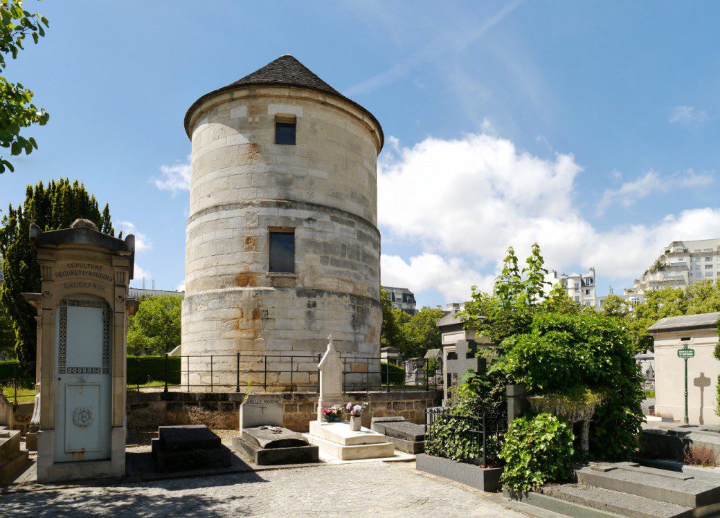 Moulin-de-la-Charité-Paris-ZIgzag-e1504705267258-1040×749