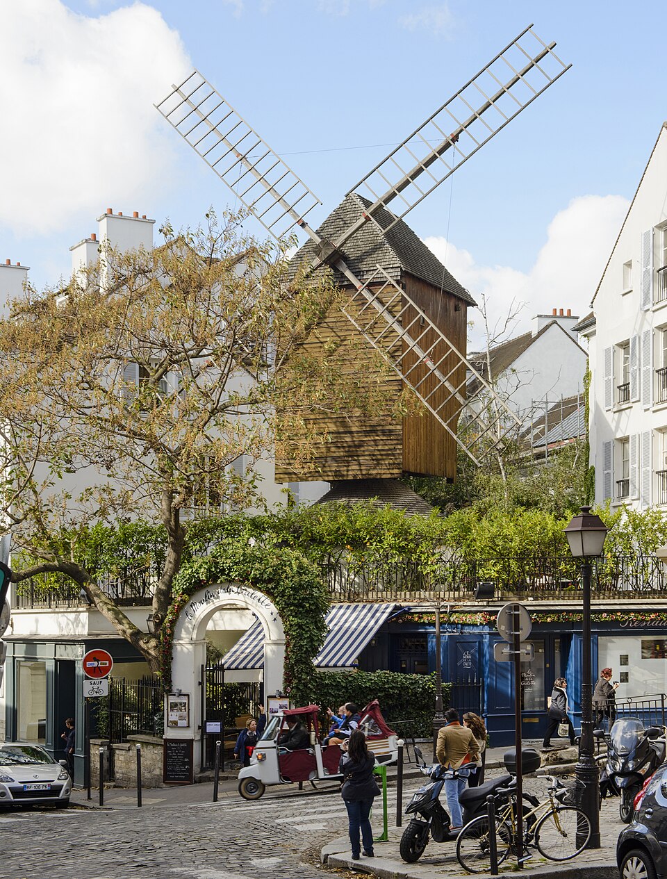 Moulin_de_la_Galette,_Paris_12_October_2012